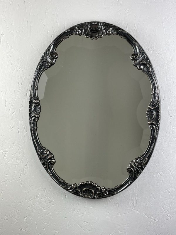 Antique mirror of Camusso sterling silver The mirror has a frame with a sterling shell motif. The mirror is facet cut. It can be hung horizontally or vertically. In addition to the two hooks, there are also 4 legs underneath so that the mirror can lie on the table. Good condition: lots of wear on mirror glass. The silver rim can be polished if desired. The wooden back is in good condition. Marks : Sterling 925 (flag) Camusso Made in Peru. This rare mirror was once a gift of help and friendship, as can be deduced from the silver plate on the back which is dated 16-4-77 in Lima. Measurements : Height - 53,7 cm. / 21.1 inch. Width - 41 cm. / 16.1 inch. Depth - 3 cm. / 1.2 inch. Your order will always be packaged with great care. If items can be shipped combined, the overpaid shipping costs will be refunded. For more information feel free to send me an email.