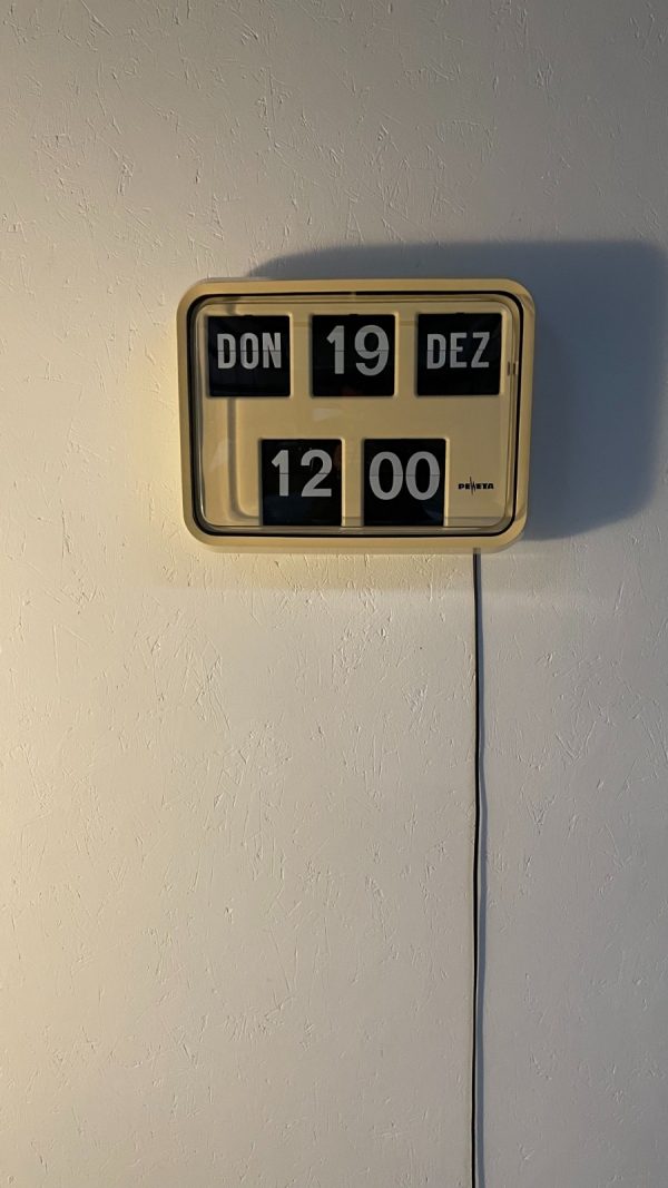 Peweta date clock No.250 - Vintage German flip clock - 220 Volt. 50 Hz. - analogue calendar clock echt