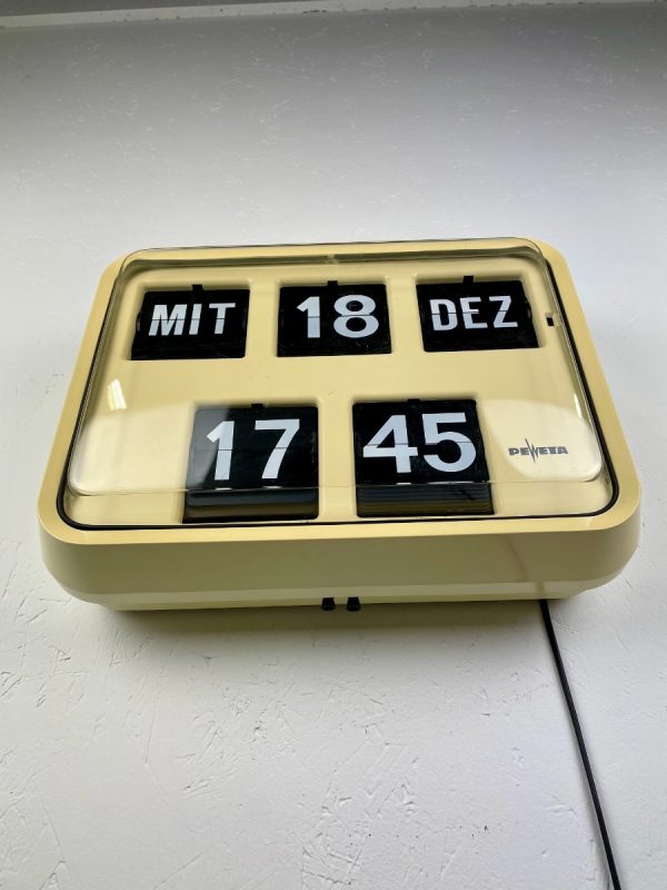 Peweta date clock No.250 - Vintage German flip clock - 220 Volt. 50 Hz. - analogue calendar clock echt